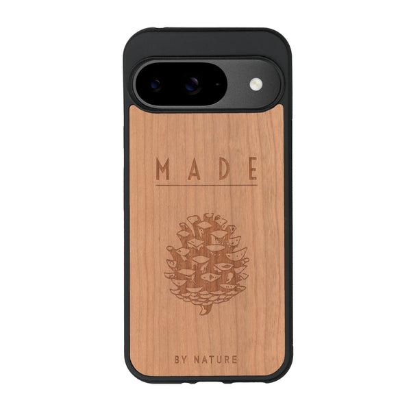 Coque de protection en bois véritable fabriquée en France pour Google Pixel 8A sur le thème de la nature et des arbres avec une gravure représentant une pomme de pin et la phrase "made by nature"