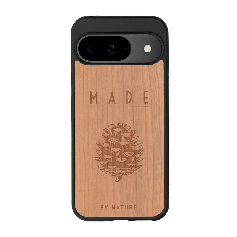 Coque de protection en bois véritable fabriquée en France pour Google Pixel 9 sur le thème de la nature et des arbres avec une gravure représentant une pomme de pin et la phrase "made by nature"