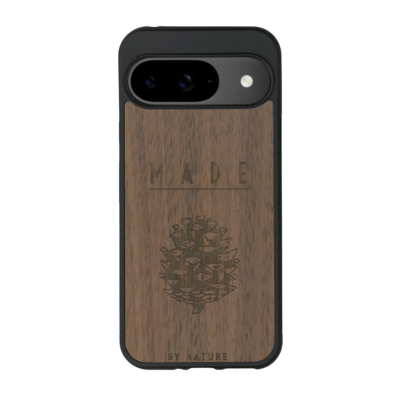 Coque de protection en bois véritable fabriquée en France pour Google Pixel 9 sur le thème de la nature et des arbres avec une gravure représentant une pomme de pin et la phrase "made by nature"