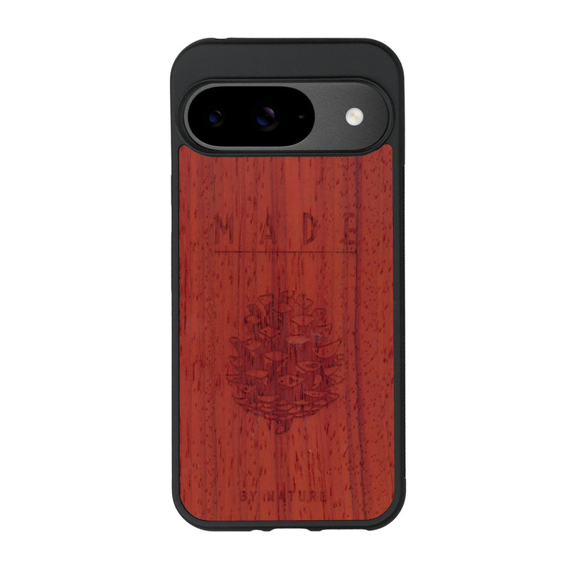 Coque de protection en bois véritable fabriquée en France pour Google Pixel 9 sur le thème de la nature et des arbres avec une gravure représentant une pomme de pin et la phrase "made by nature"