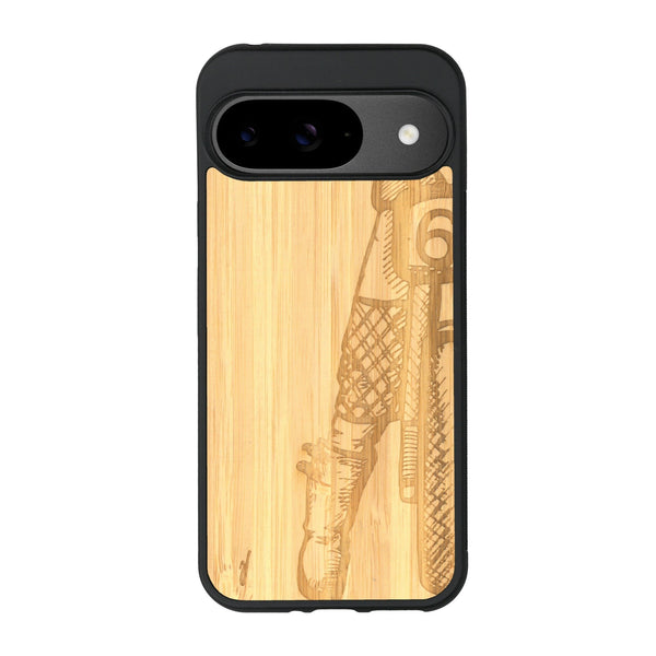 Coque de protection en bois véritable fabriquée en France pour Google Pixel 8A représentant une vue de face d'une femme sur une moto vintage dessinée à la main par l'artiste Maud Dabs