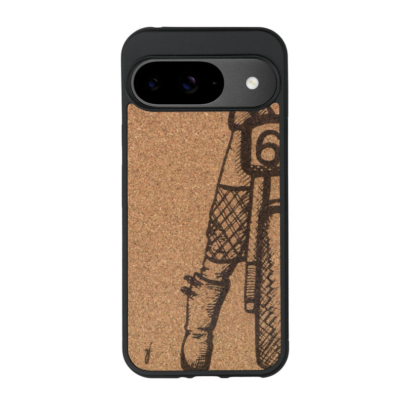 Coque de protection en bois véritable fabriquée en France pour Google Pixel 9 représentant une vue de face d'une femme sur une moto vintage dessinée à la main par l'artiste Maud Dabs