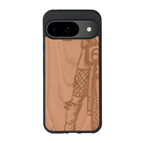 Coque de protection en bois véritable fabriquée en France pour Google Pixel 9 représentant une vue de face d'une femme sur une moto vintage dessinée à la main par l'artiste Maud Dabs