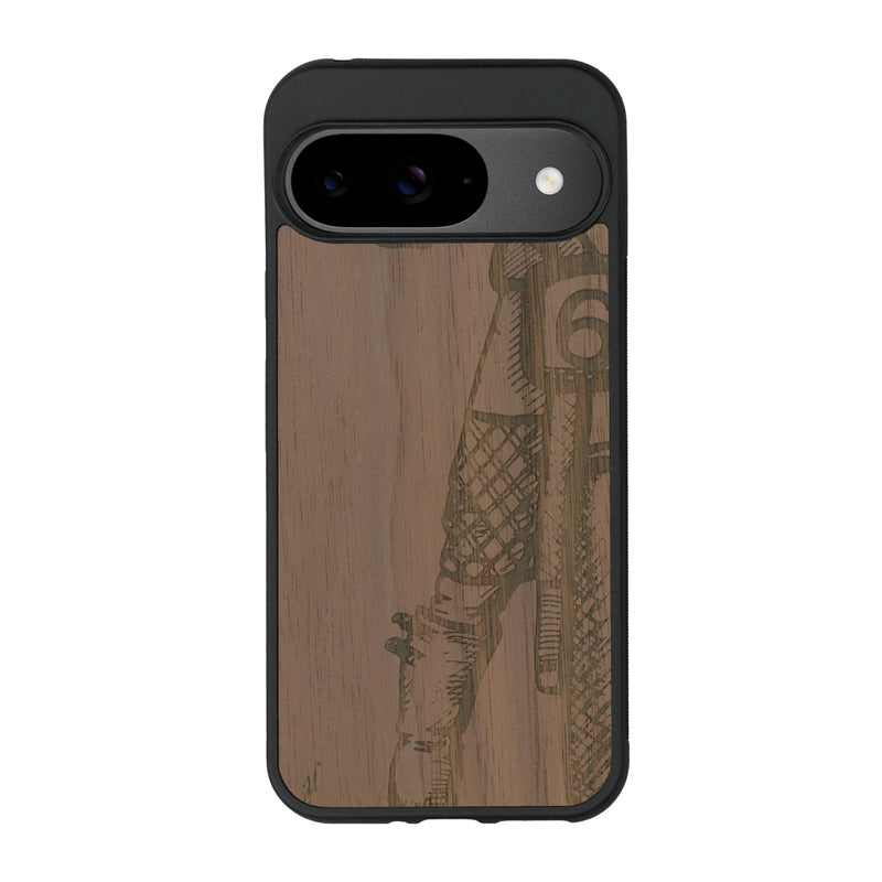 Coque de protection en bois véritable fabriquée en France pour Google Pixel 9 représentant une vue de face d'une femme sur une moto vintage dessinée à la main par l'artiste Maud Dabs