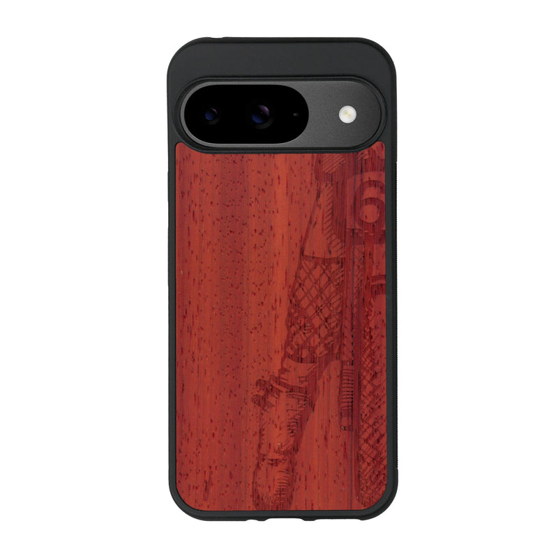 Coque de protection en bois véritable fabriquée en France pour Google Pixel 9 représentant une vue de face d'une femme sur une moto vintage dessinée à la main par l'artiste Maud Dabs