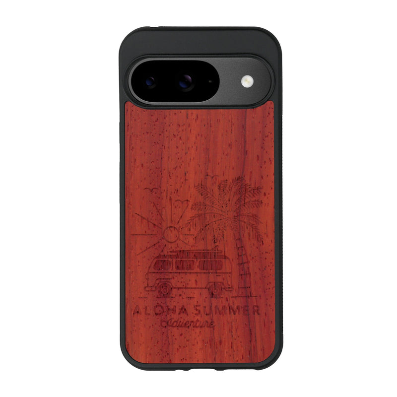 Coque de protection en bois véritable fabriquée en France pour Google Pixel 9 Pro sur le thème de la plage, de l'été et vanlife.