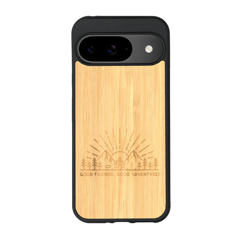 Coque de protection en bois véritable fabriquée en France pour Google Pixel 9 Pro sur le thème chill et nature avec un motif représentant un levé de soleil sur un paysage de montagne avec des sapins et un chalet et la phrase "Good friends, good adventure"