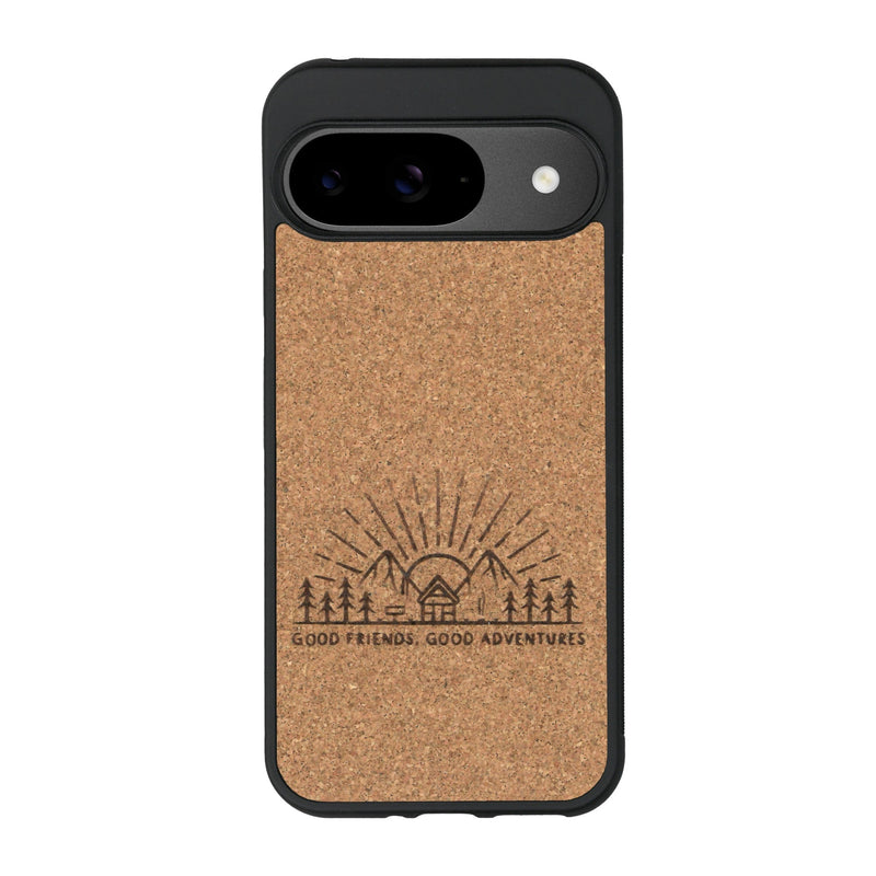 Coque de protection en bois véritable fabriquée en France pour Google Pixel 9 Pro sur le thème chill et nature avec un motif représentant un levé de soleil sur un paysage de montagne avec des sapins et un chalet et la phrase "Good friends, good adventure"