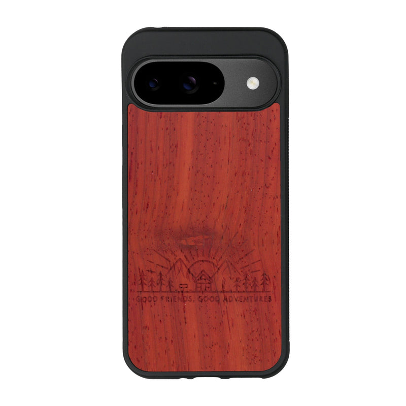 Coque de protection en bois véritable fabriquée en France pour Google Pixel 9 Pro sur le thème chill et nature avec un motif représentant un levé de soleil sur un paysage de montagne avec des sapins et un chalet et la phrase "Good friends, good adventure"