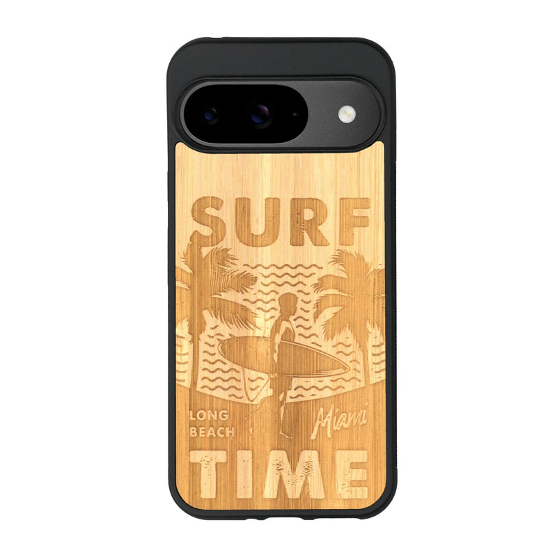 Coque de protection en bois véritable fabriquée en France pour Google Pixel 9 Pro sur le thème chill avec un motif représentant une silouhette tenant une planche de surf sur une plage entouré de palmiers et les mots "Surf Time Long Beach Miami"