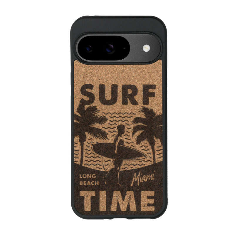 Coque de protection en bois véritable fabriquée en France pour Google Pixel 9 Pro sur le thème chill avec un motif représentant une silouhette tenant une planche de surf sur une plage entouré de palmiers et les mots "Surf Time Long Beach Miami"