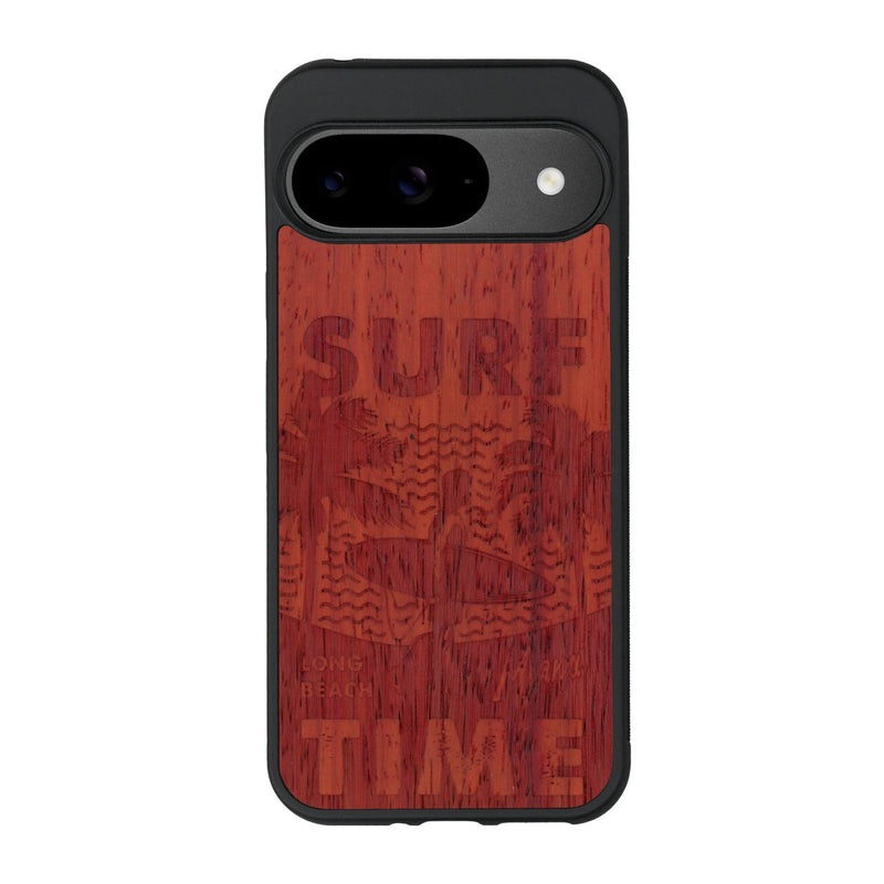 Coque de protection en bois véritable fabriquée en France pour Google Pixel 9 Pro sur le thème chill avec un motif représentant une silouhette tenant une planche de surf sur une plage entouré de palmiers et les mots "Surf Time Long Beach Miami"