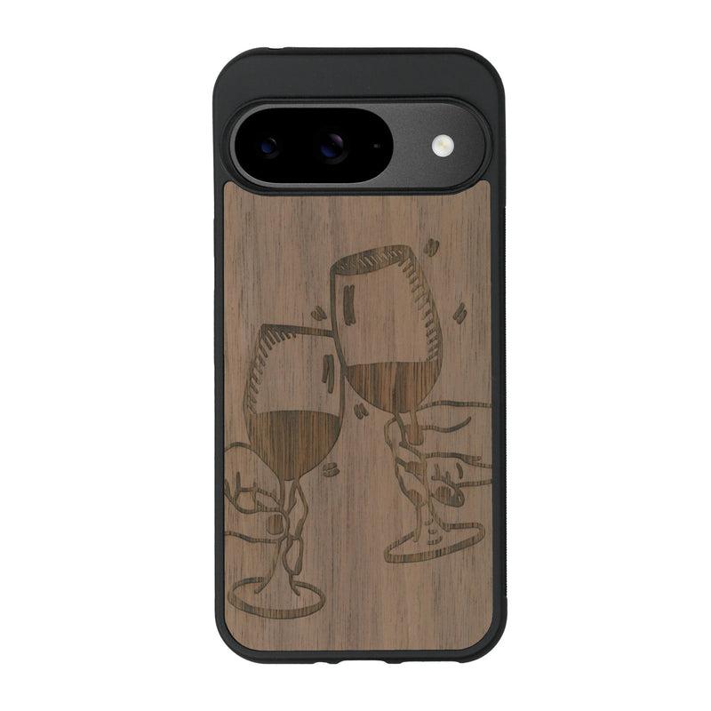 Coque de protection en bois véritable fabriquée en France pour Google Pixel 9 Pro représentant une vue de face d'une flute de champagne dessinée à la main par l'artiste Maud Dabs