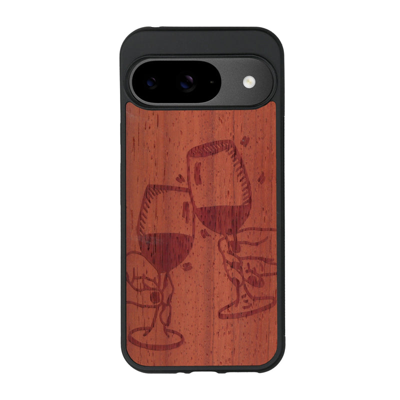 Coque de protection en bois véritable fabriquée en France pour Google Pixel 9 Pro représentant une vue de face d'une flute de champagne dessinée à la main par l'artiste Maud Dabs