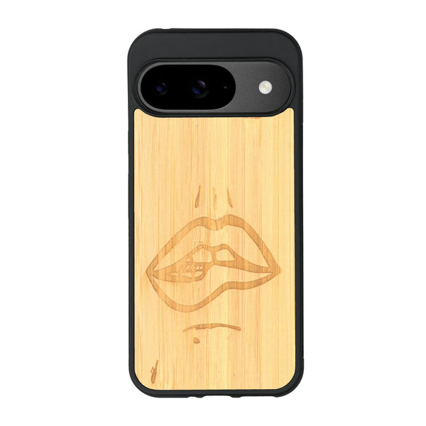 Coque de protection en bois véritable fabriquée en France pour Google Pixel 9 Pro représentant de manière minimaliste une bouche de féminine se mordant le coin de la lèvre de manière sensuelle dessinée à la main par l'artiste Maud Dabs