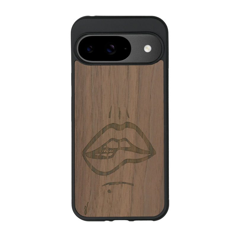 Coque de protection en bois véritable fabriquée en France pour Google Pixel 9 Pro représentant de manière minimaliste une bouche de féminine se mordant le coin de la lèvre de manière sensuelle dessinée à la main par l'artiste Maud Dabs