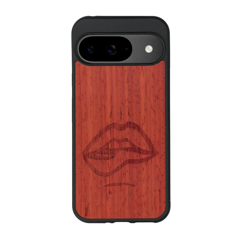 Coque de protection en bois véritable fabriquée en France pour Google Pixel 9 Pro représentant de manière minimaliste une bouche de féminine se mordant le coin de la lèvre de manière sensuelle dessinée à la main par l'artiste Maud Dabs