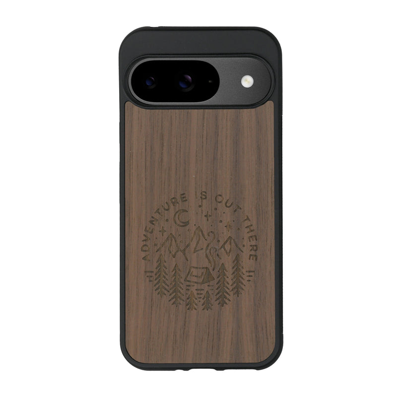 Coque de protection en bois véritable fabriquée en France pour Google Pixel 9 Pro XL sur le thème du camping en pleine nature et du bivouac avec la phrase "Aventure is out there"