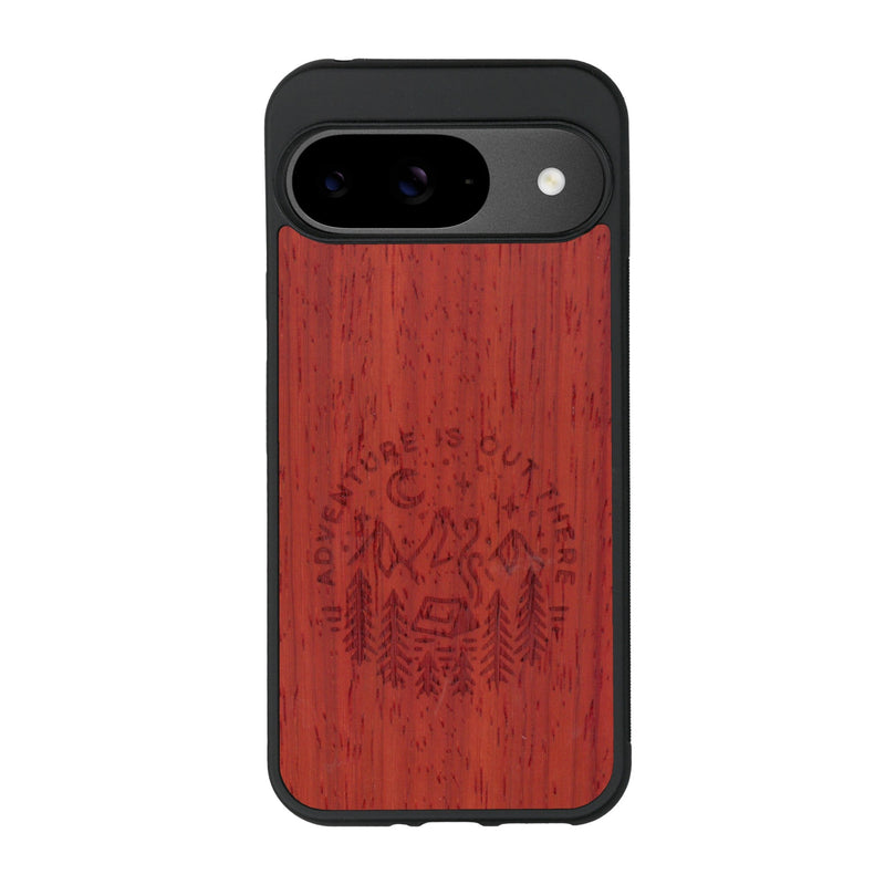 Coque de protection en bois véritable fabriquée en France pour Google Pixel 9 Pro XL sur le thème du camping en pleine nature et du bivouac avec la phrase "Aventure is out there"