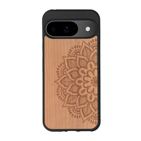 Coque de protection en bois véritable fabriquée en France pour Google Pixel 9 Pro XL sur le thème de la bohème et du tatouage au henné avec une gravure représentant un mandala