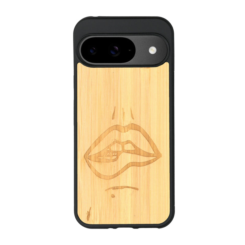 Coque de protection en bois véritable fabriquée en France pour Google Pixel 9 Pro XL représentant de manière minimaliste une bouche de féminine se mordant le coin de la lèvre de manière sensuelle dessinée à la main par l'artiste Maud Dabs