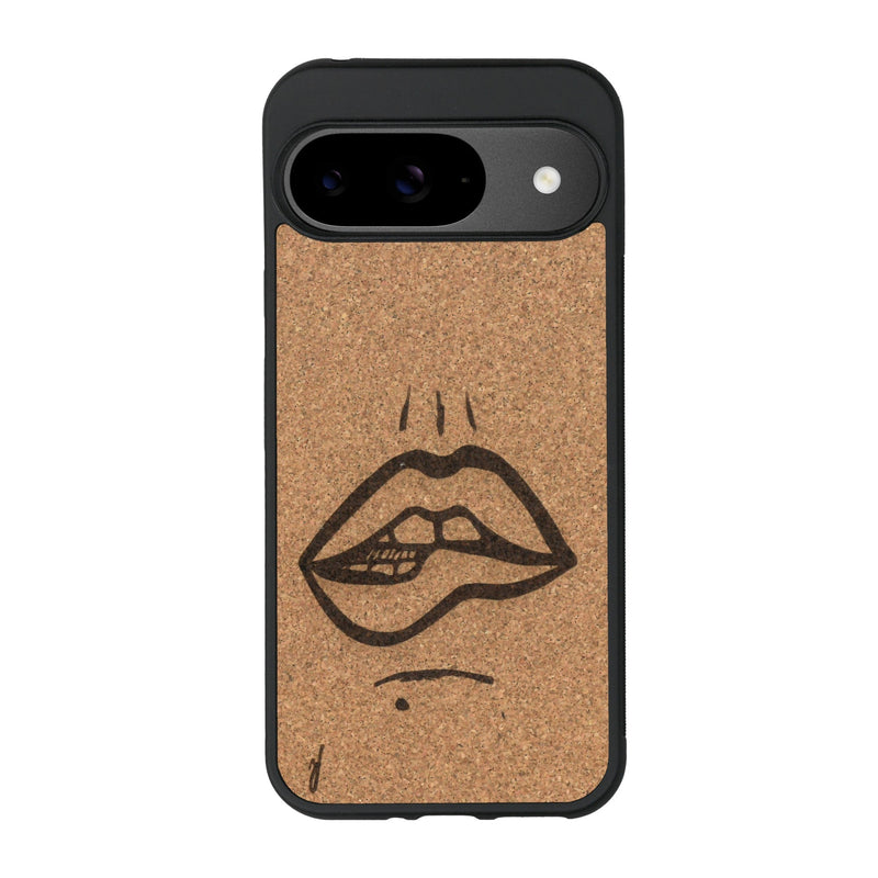 Coque de protection en bois véritable fabriquée en France pour Google Pixel 9 Pro XL représentant de manière minimaliste une bouche de féminine se mordant le coin de la lèvre de manière sensuelle dessinée à la main par l'artiste Maud Dabs