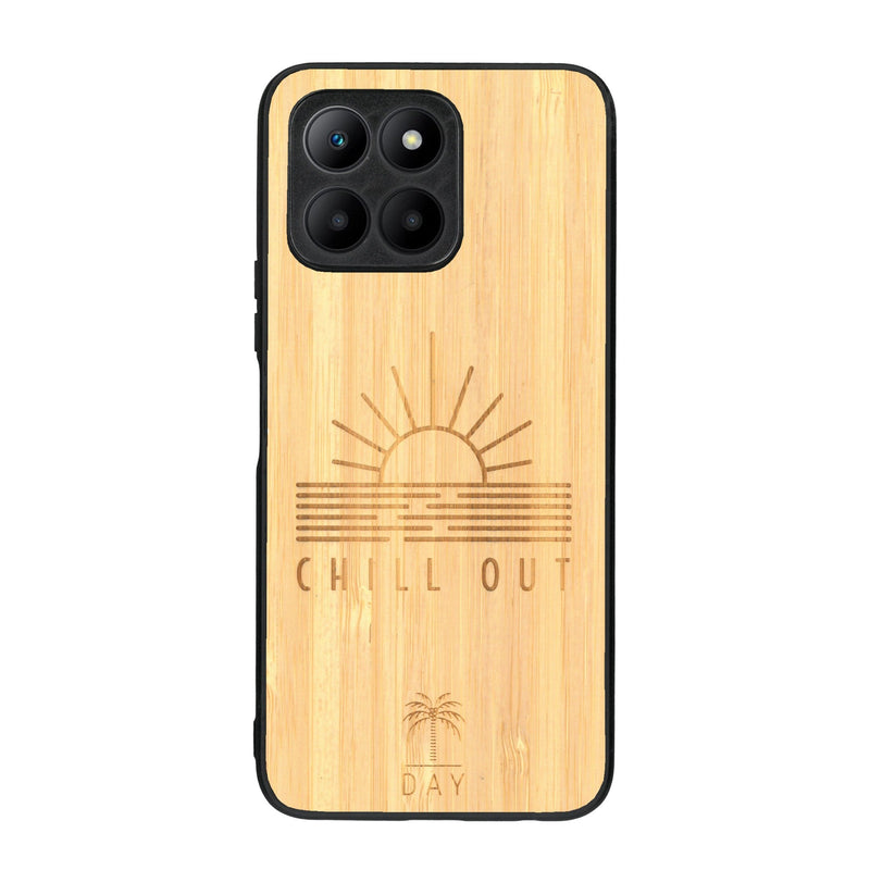 Coque de protection en bois véritable fabriquée en France pour Honor 70 Lite sur le thème chill avec un motif représentant un couché de soleil sur l'océan et la phrase "Chill out"