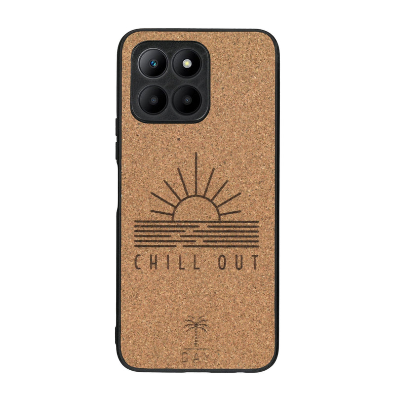 Coque de protection en bois véritable fabriquée en France pour Honor 70 Lite sur le thème chill avec un motif représentant un couché de soleil sur l'océan et la phrase "Chill out"