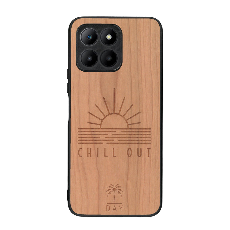 Coque de protection en bois véritable fabriquée en France pour Honor 70 Lite sur le thème chill avec un motif représentant un couché de soleil sur l'océan et la phrase "Chill out"