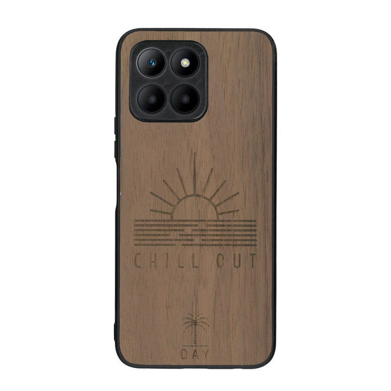 Coque de protection en bois véritable fabriquée en France pour Honor 70 Lite sur le thème chill avec un motif représentant un couché de soleil sur l'océan et la phrase "Chill out"