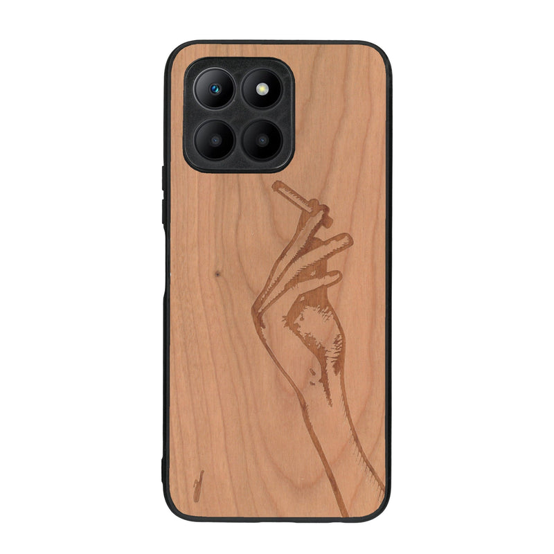 Coque de protection en bois véritable fabriquée en France pour Honor 70 Lite représentant une main de femme tenant une cigarette de type line art en collaboration avec l'artiste Maud Dabs