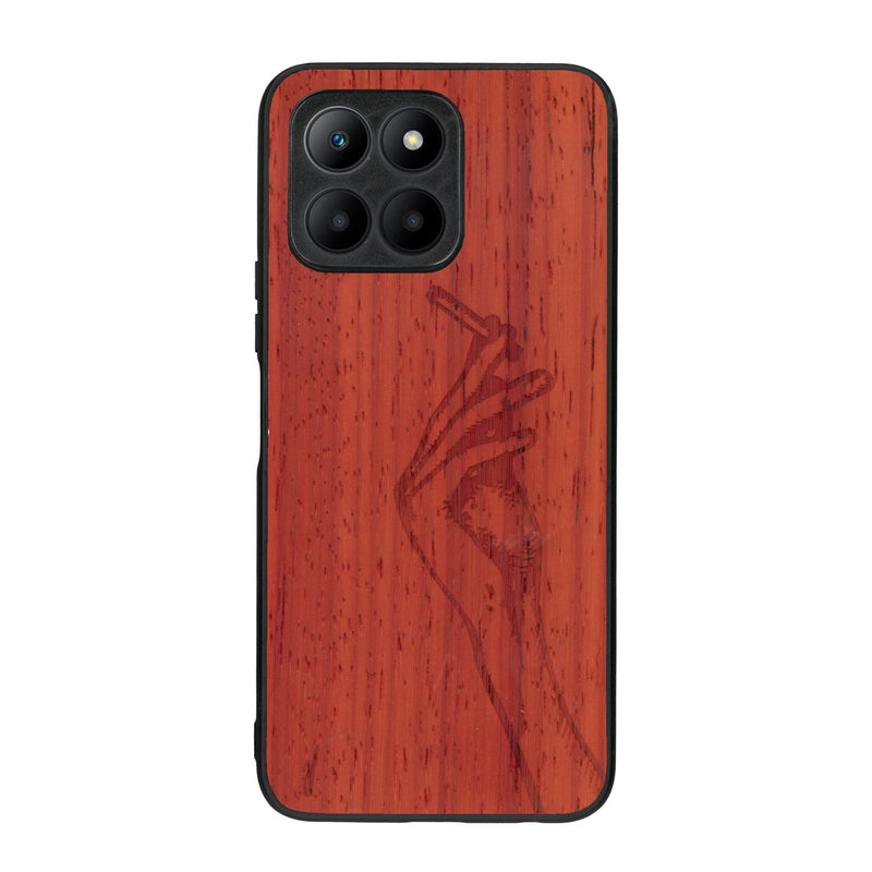 Coque de protection en bois véritable fabriquée en France pour Honor 70 Lite représentant une main de femme tenant une cigarette de type line art en collaboration avec l'artiste Maud Dabs