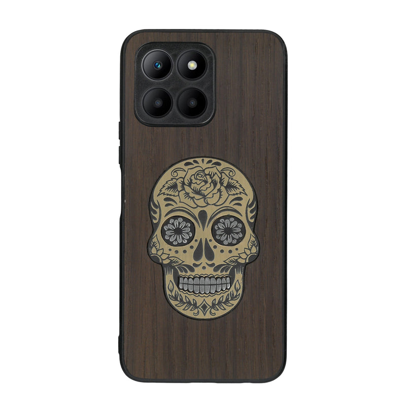 Coque de protection en bois véritable fabriquée en France pour Honor 70 Lite alliant du chêne fumé avec du métal argenté et doré représentant une tête de mort mexicaine sur le thème Dia de los Muertos