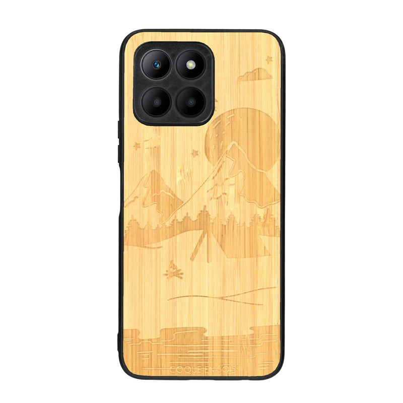 Coque de protection en bois véritable fabriquée en France pour Honor 70 Lite sur le thème du camping en pleine nature représentant une tente avec un feu de camp entouré de montagnes