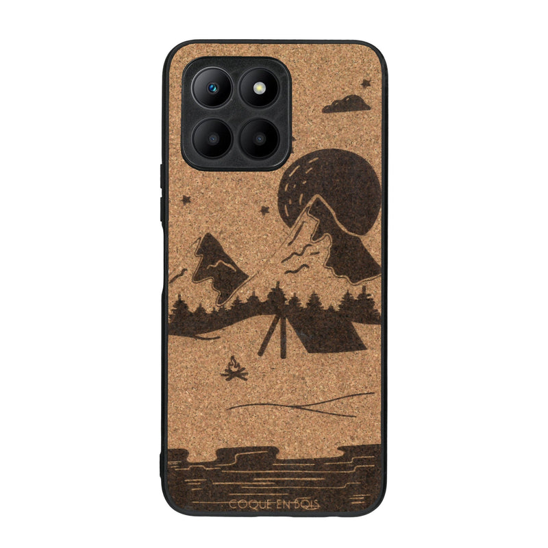 Coque de protection en bois véritable fabriquée en France pour Honor 70 Lite sur le thème du camping en pleine nature représentant une tente avec un feu de camp entouré de montagnes