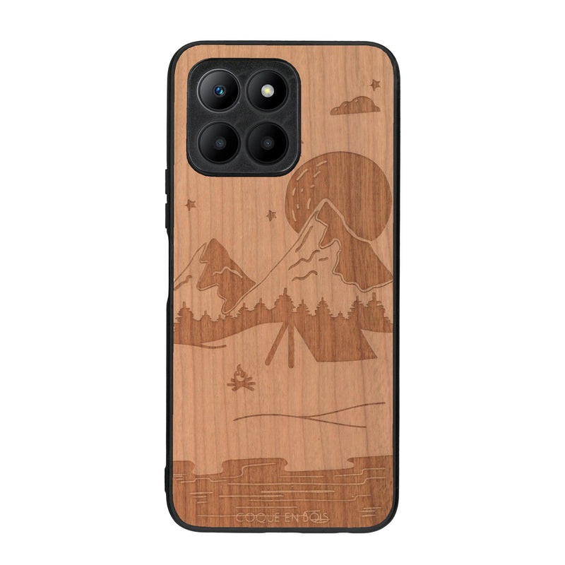 Coque de protection en bois véritable fabriquée en France pour Honor 70 Lite sur le thème du camping en pleine nature représentant une tente avec un feu de camp entouré de montagnes