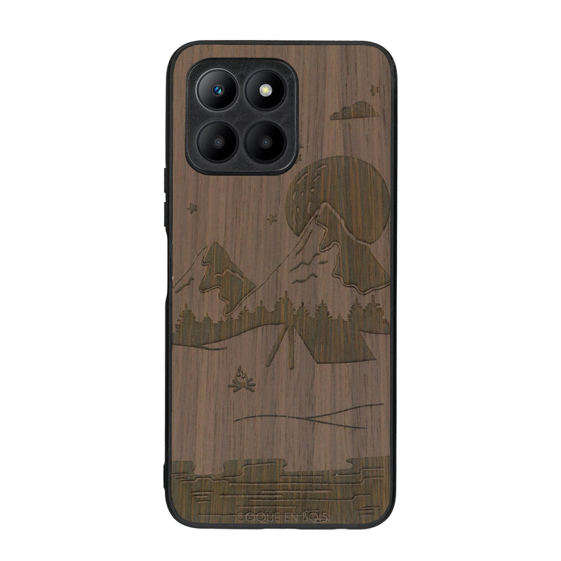 Coque de protection en bois véritable fabriquée en France pour Honor 70 Lite sur le thème du camping en pleine nature représentant une tente avec un feu de camp entouré de montagnes