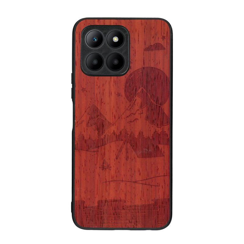 Coque de protection en bois véritable fabriquée en France pour Honor 70 Lite sur le thème du camping en pleine nature représentant une tente avec un feu de camp entouré de montagnes