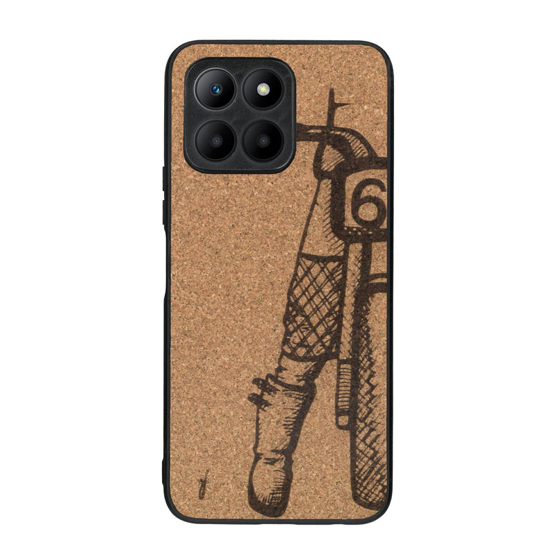 Coque de protection en bois véritable fabriquée en France pour Honor 70 Lite représentant une vue de face d'une femme sur une moto vintage dessinée à la main par l'artiste Maud Dabs