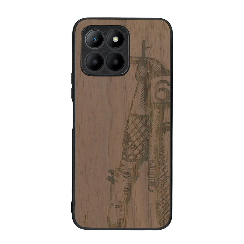 Coque de protection en bois véritable fabriquée en France pour Honor 70 Lite représentant une vue de face d'une femme sur une moto vintage dessinée à la main par l'artiste Maud Dabs