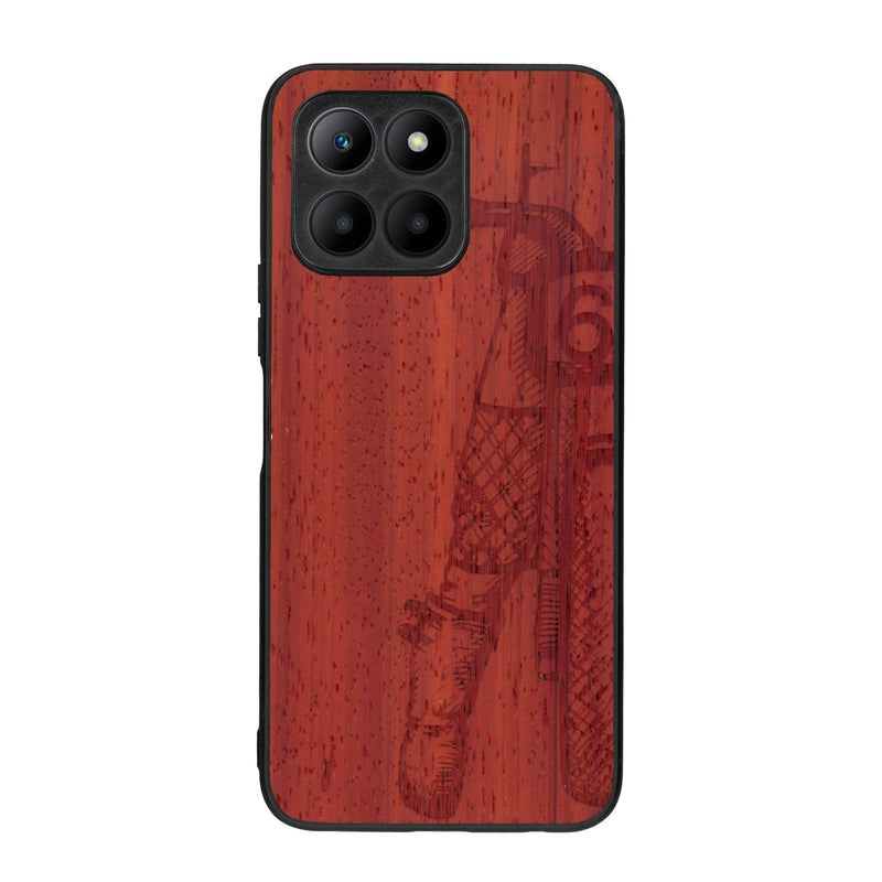 Coque de protection en bois véritable fabriquée en France pour Honor 70 Lite représentant une vue de face d'une femme sur une moto vintage dessinée à la main par l'artiste Maud Dabs