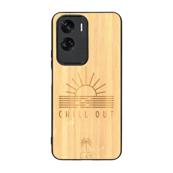 Coque de protection en bois véritable fabriquée en France pour Honor 90 Lite sur le thème chill avec un motif représentant un couché de soleil sur l'océan et la phrase "Chill out"