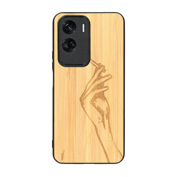 Coque de protection en bois véritable fabriquée en France pour Honor 90 Lite représentant une main de femme tenant une cigarette de type line art en collaboration avec l'artiste Maud Dabs