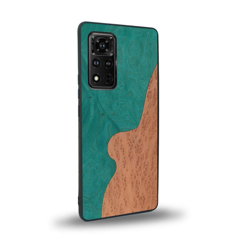 Coque de protection en bois véritable fabriquée en France pour Honor V40 alliant plusieurs essences de bois pour représenter une plage paradisiaque