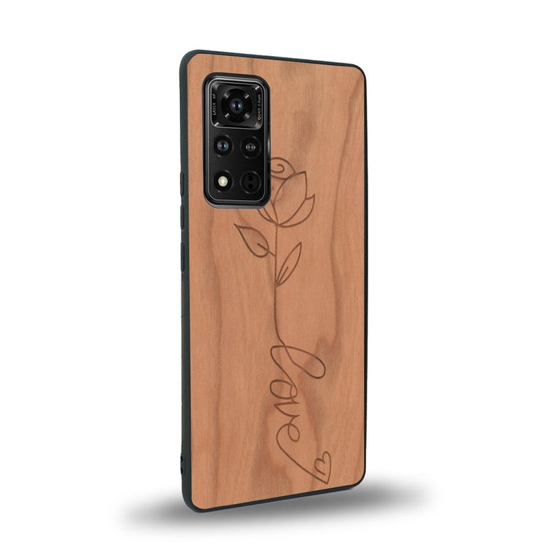 Coque de protection en bois véritable fabriquée en France pour Honor V40 sur le thème de la fête des mères avec un motif représentant une fleur dont la tige forme le mot "love"