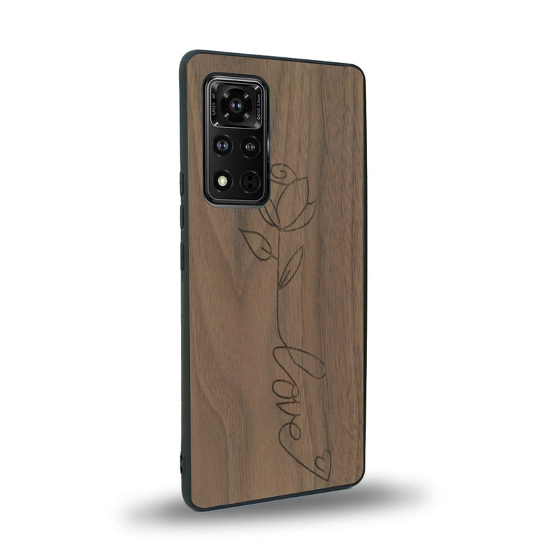 Coque de protection en bois véritable fabriquée en France pour Honor V40 sur le thème de la fête des mères avec un motif représentant une fleur dont la tige forme le mot "love"