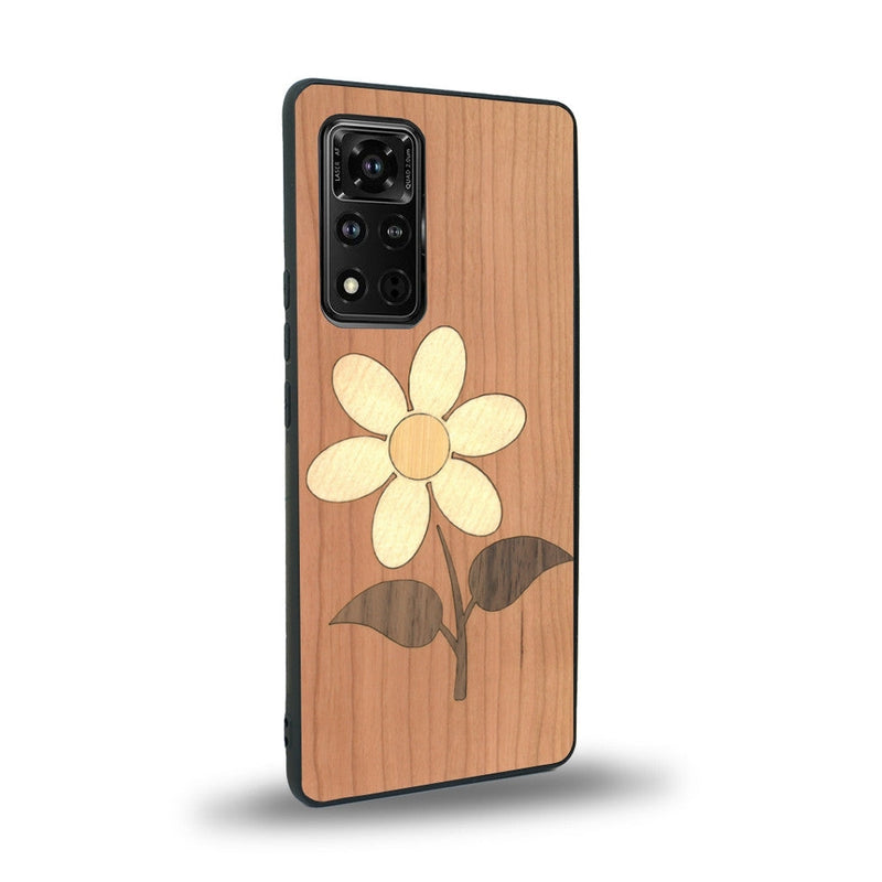 Coque de protection en bois véritable fabriquée en France pour Honor V40 alliant plusieurs essences de bois pour représenter une marguerite