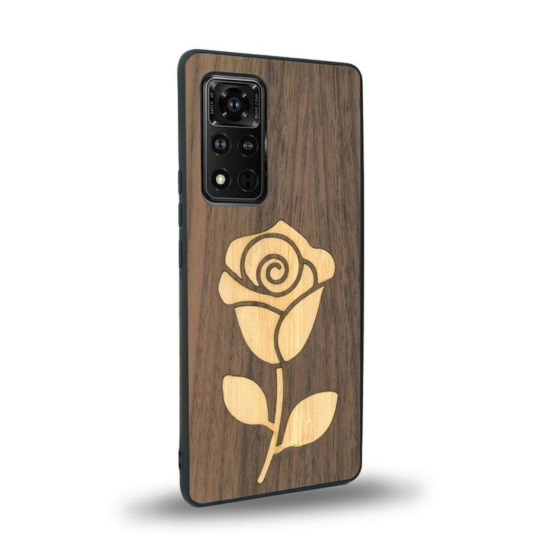 Coque de protection en bois véritable fabriquée en France pour Honor V40 alliant plusieurs essences de bois pour représenter une rose