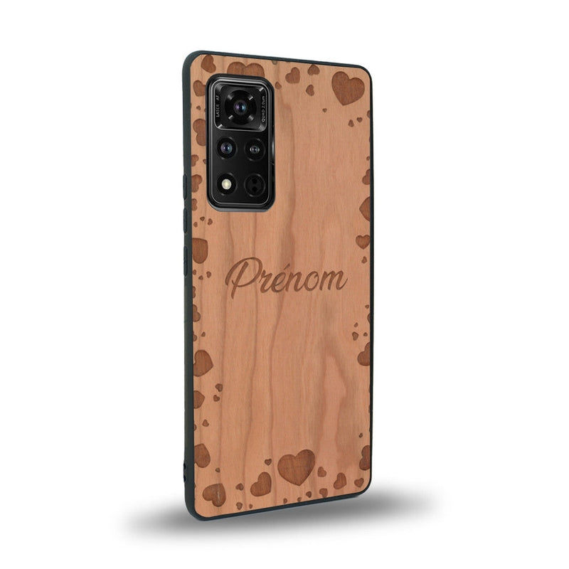 Coque de protection en bois véritable fabriquée en France pour Honor V40 sur le thème de la fête des mères avec un motif représentant des coeurs et des feuilles