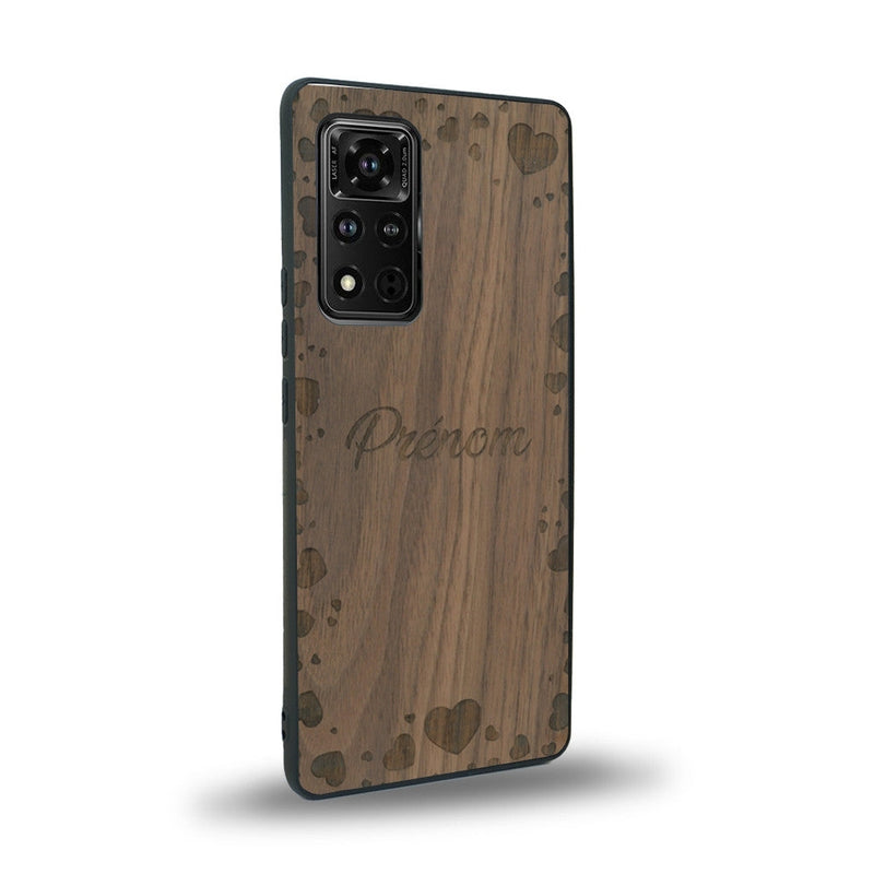 Coque de protection en bois véritable fabriquée en France pour Honor V40 sur le thème de la fête des mères avec un motif représentant des coeurs et des feuilles